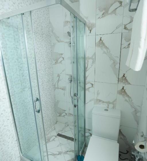 デラックスの4人部屋, The Krone