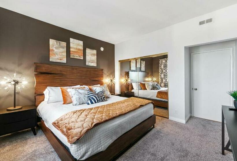 דירת פנטהאוז 1 חדרי שינה, Beverly Hills 2 Bed 2 Bath Penthouse With Den And Parking 414