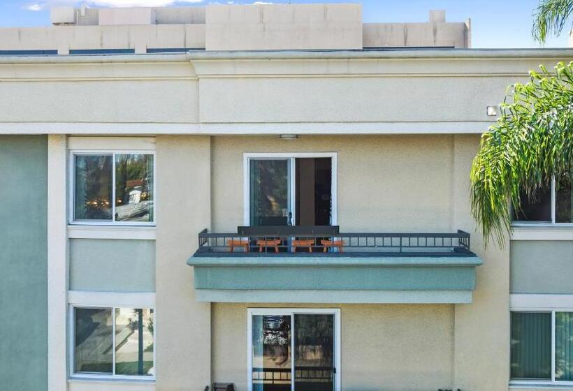 דירת פנטהאוז 1 חדרי שינה, Beverly Hills 2 Bed 2 Bath Penthouse With Den And Parking 414