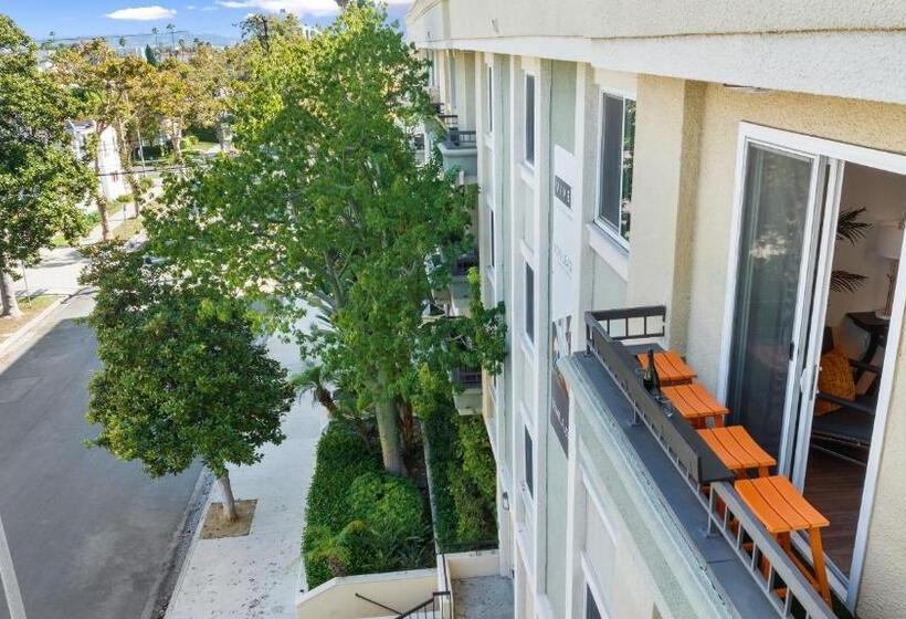 דירת פנטהאוז 1 חדרי שינה, Beverly Hills 2 Bed 2 Bath Penthouse With Den And Parking 414