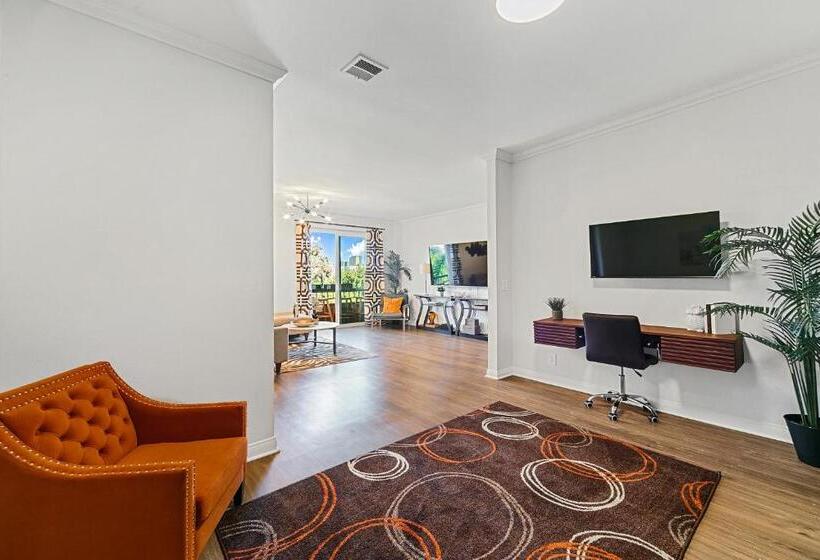 דירת פנטהאוז 1 חדרי שינה, Beverly Hills 2 Bed 2 Bath Penthouse With Den And Parking 414