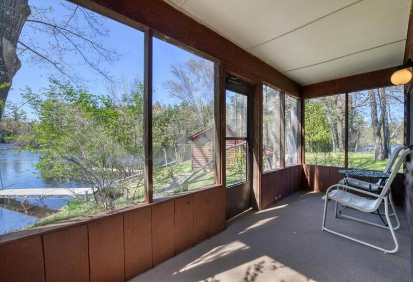 غرفة قياسية مزوَّدة بشُرفة, Edgewater Resort