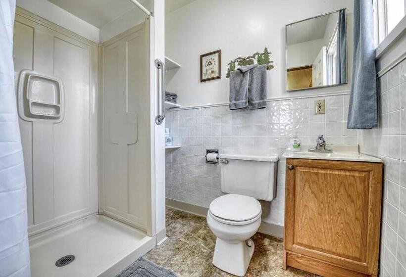 غرفة قياسية مزوَّدة بشُرفة, Edgewater Resort