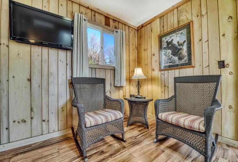 غرفة قياسية مزوَّدة بشُرفة, Edgewater Resort