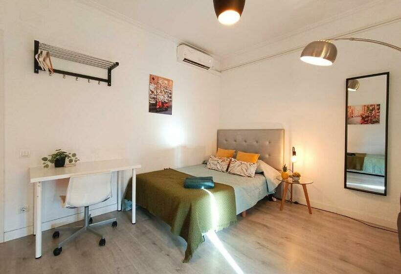 اتاق استاندارد سه تخته با سرویس بهداشتی مشترک, Private Rooms In Heart Of Barcelona