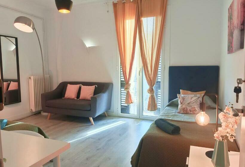 اتاق استاندارد سه تخته با سرویس بهداشتی مشترک, Private Rooms In Heart Of Barcelona