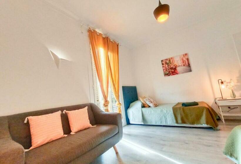 اتاق استاندارد سه تخته با سرویس بهداشتی مشترک, Private Rooms In Heart Of Barcelona