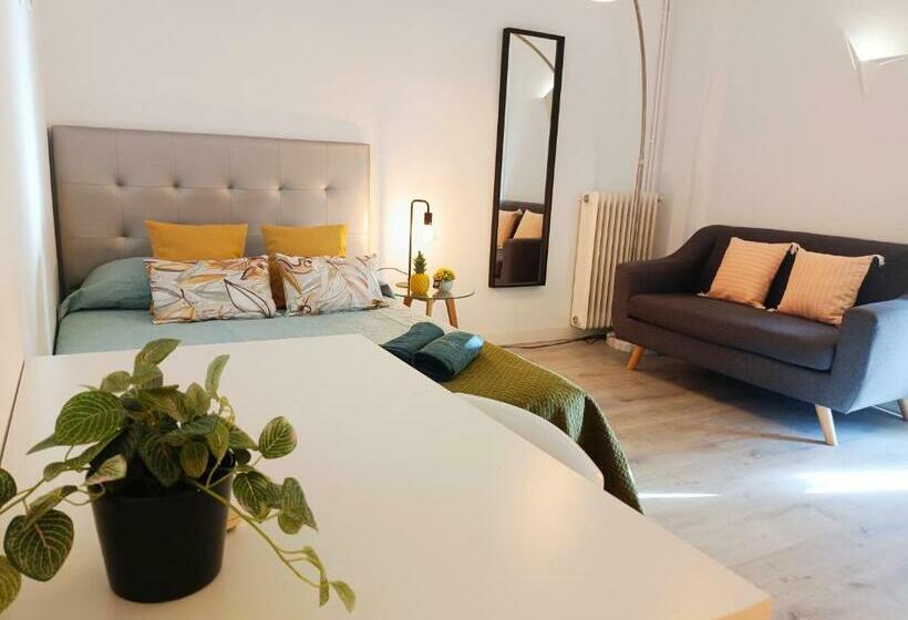 اتاق استاندارد سه تخته با سرویس بهداشتی مشترک, Private Rooms In Heart Of Barcelona