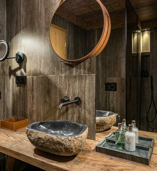 اتاق لوکس با تخت بزرگ, Nový Pokoj Hotelu Emerich