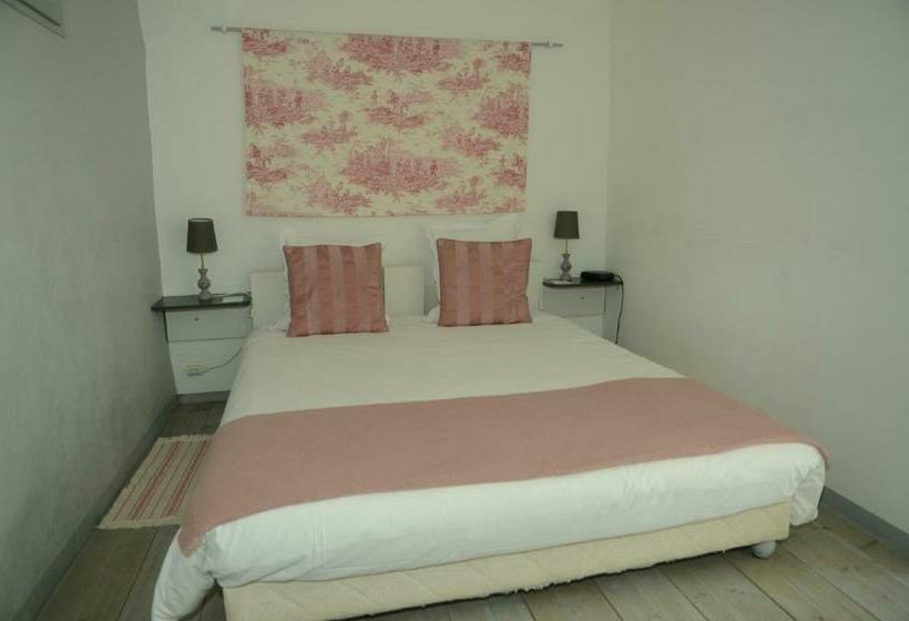 غرفة قياسية, La Source De Bury