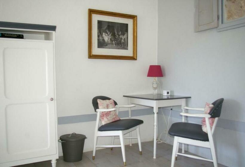 غرفة قياسية, La Source De Bury