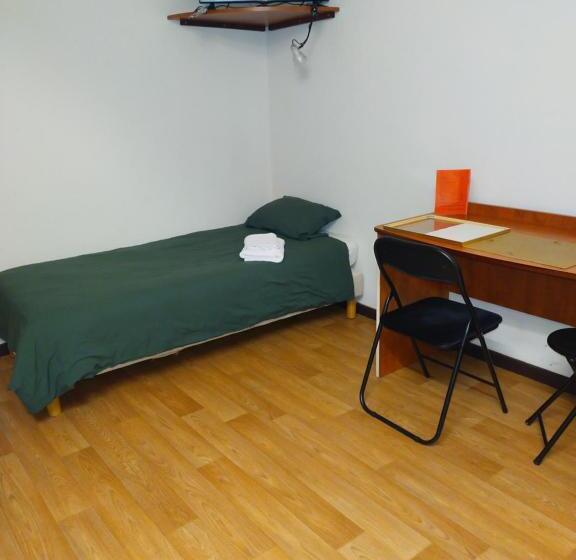 חדר משפחתי, Le Castel D Olmes