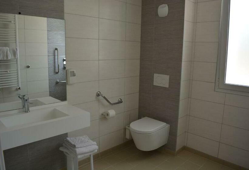 غرفة قياسية ثلاثية, Valencia