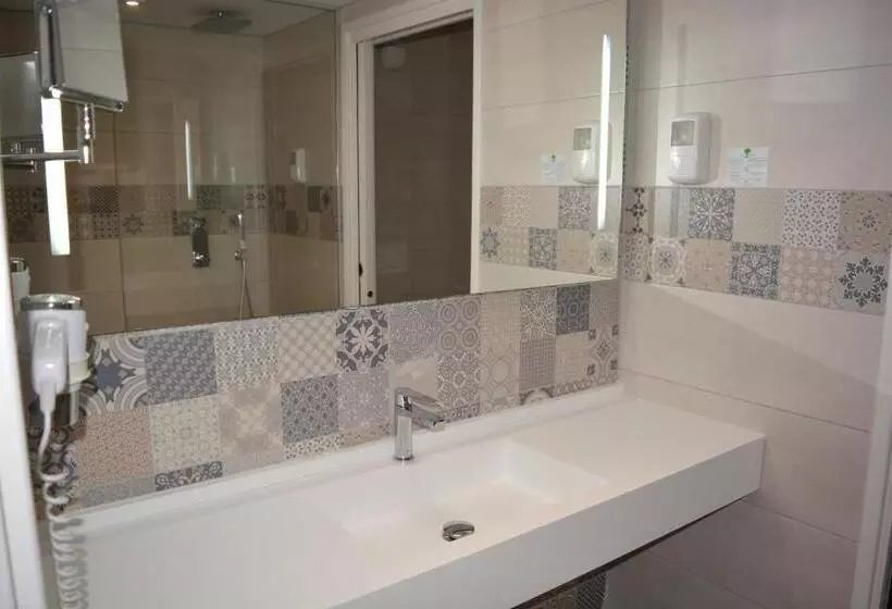 اتاق اساندارد با چشم‌انداز جانبی به دریا, Valencia