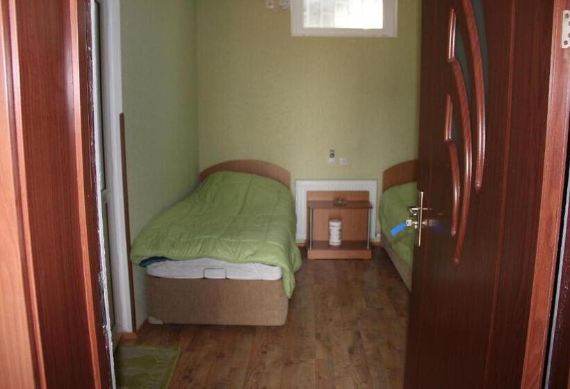 اتاق اکونومی, Tourist