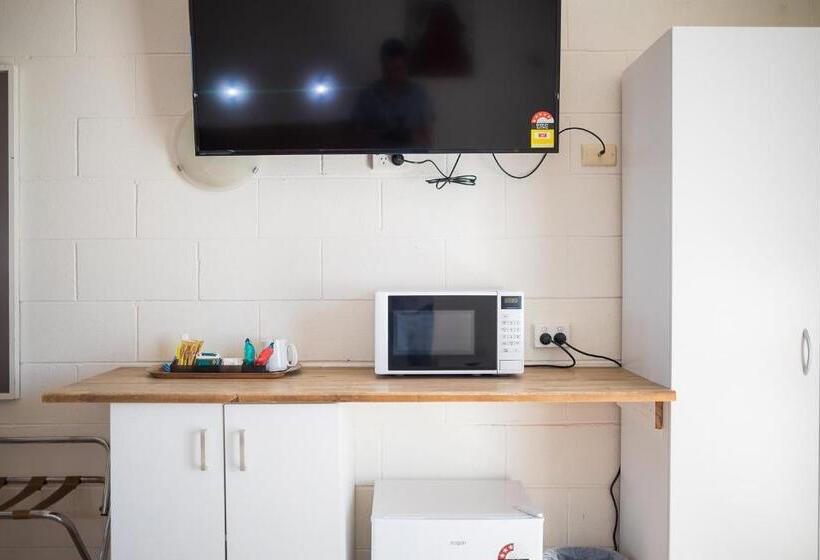 חדר אקונומי, Plainsman Motel