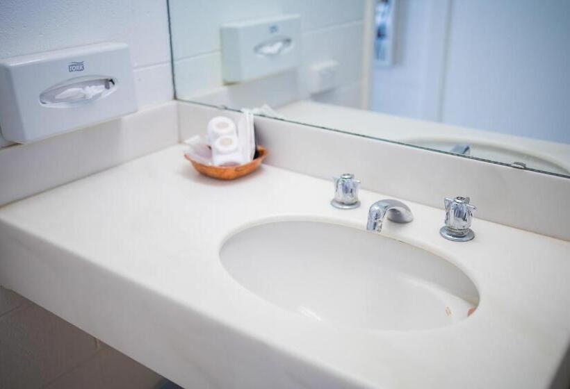 חדר אקונומי, Plainsman Motel