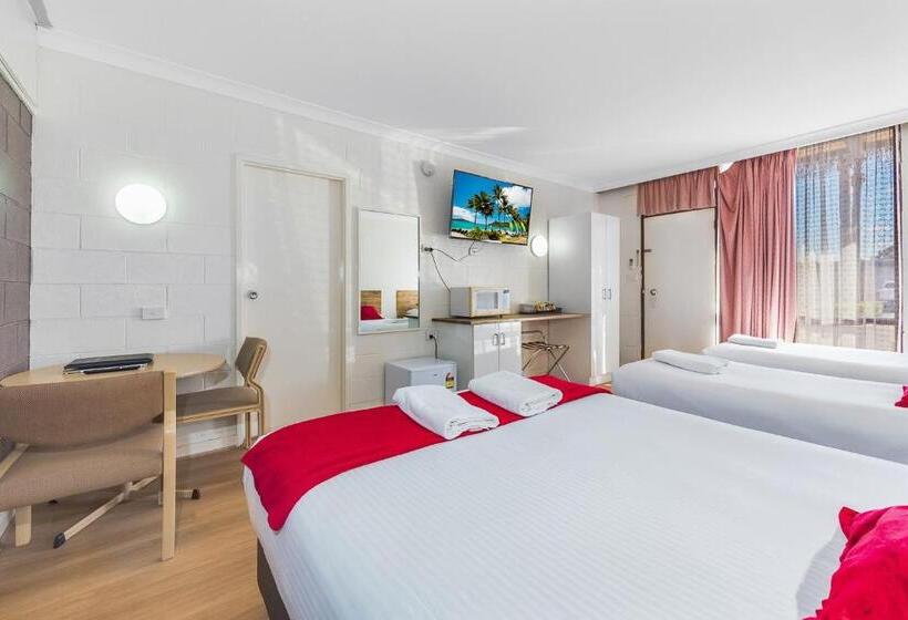 חדר משפחתי, Plainsman Motel