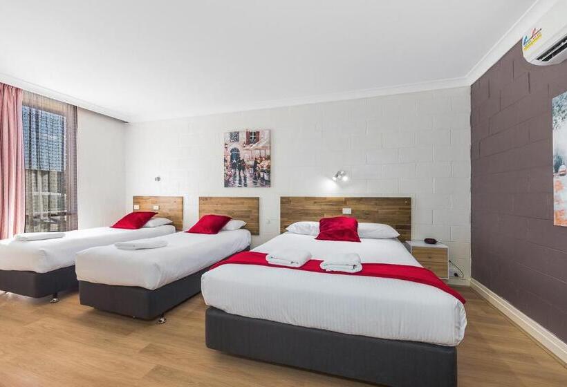 חדר משפחתי, Plainsman Motel