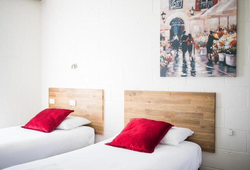 חדר משפחתי, Plainsman Motel