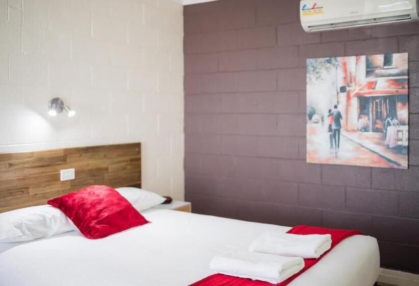 חדר משפחתי, Plainsman Motel