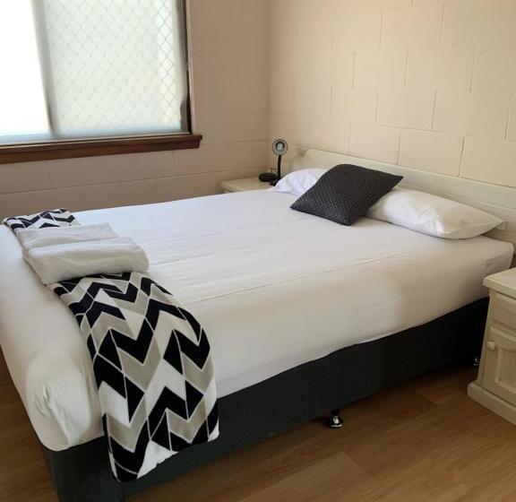 דירת שני חדרים, Plainsman Motel