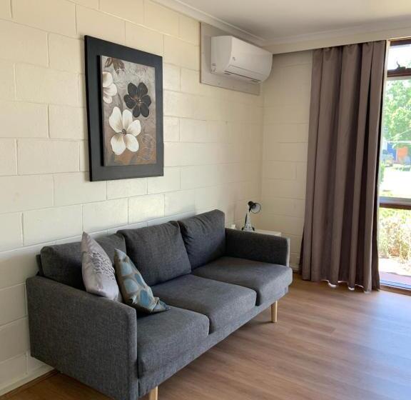 침실 2개 아파트, Plainsman Motel