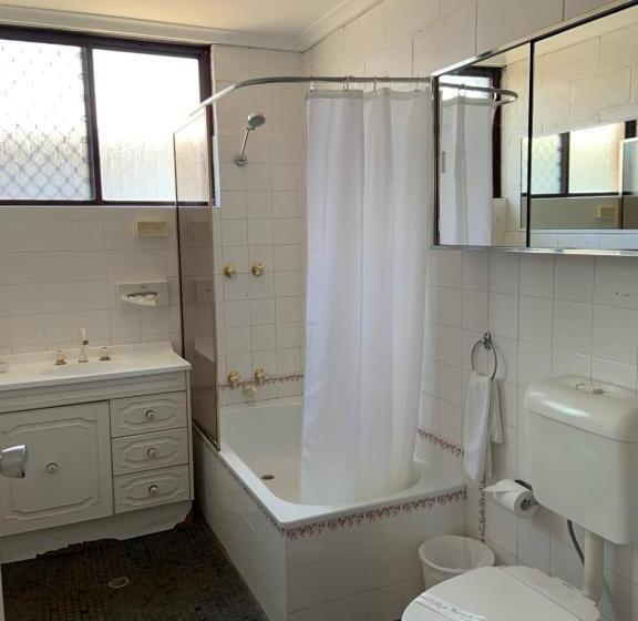 דירת שני חדרים, Plainsman Motel