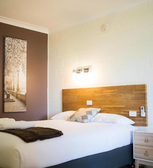 סוויטה משפחתית, Plainsman Motel