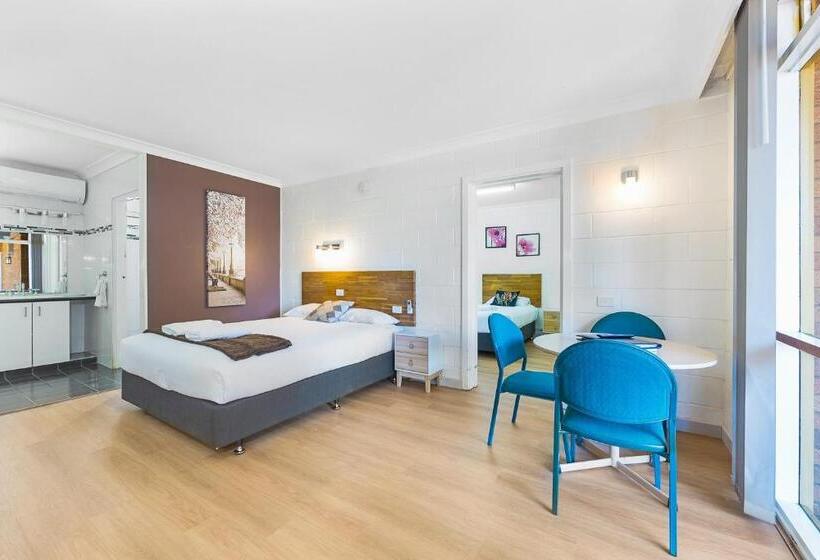 סוויטה משפחתית, Plainsman Motel