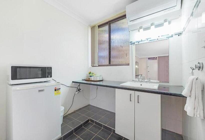 סוויטה משפחתית, Plainsman Motel