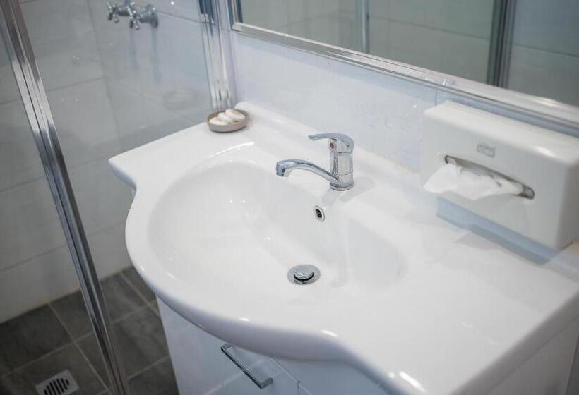 חדר דלוקס, Plainsman Motel