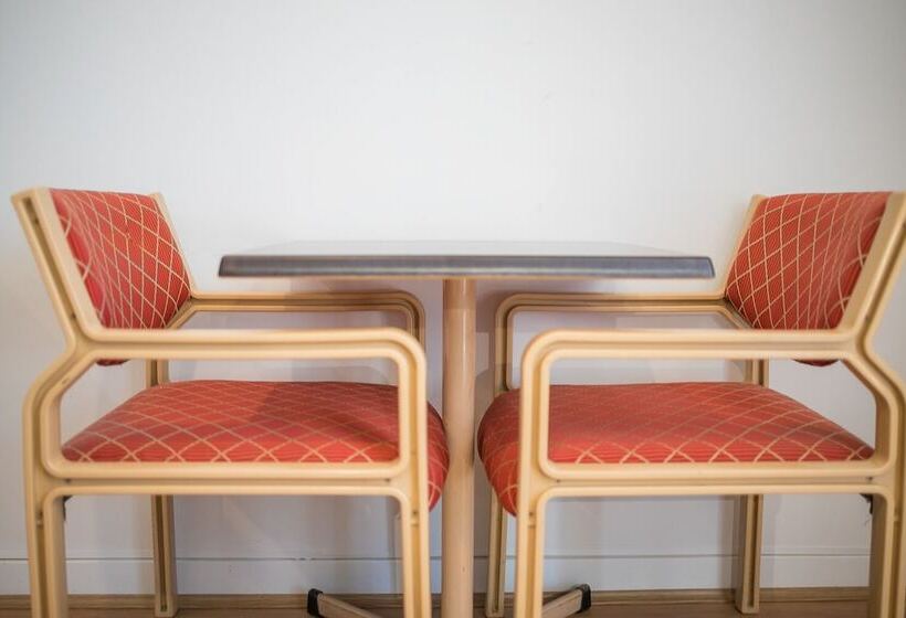 חדר דלוקס, Plainsman Motel