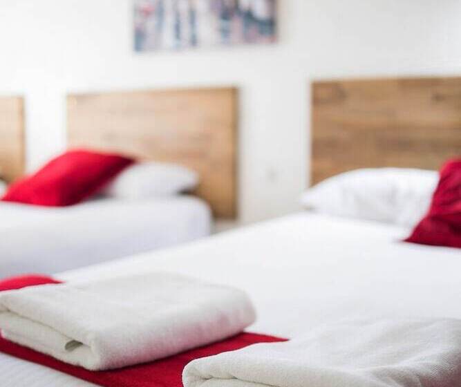 חדר משפחתי, Plainsman Motel