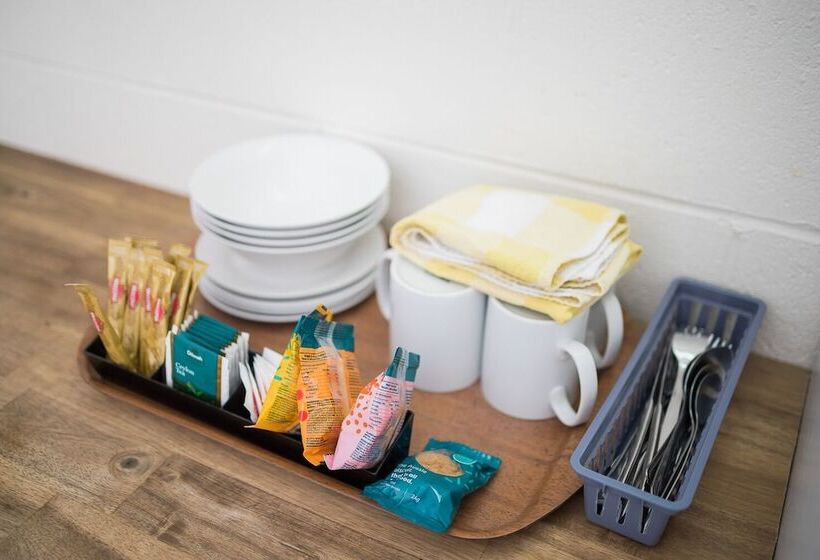 חדר משפחתי, Plainsman Motel