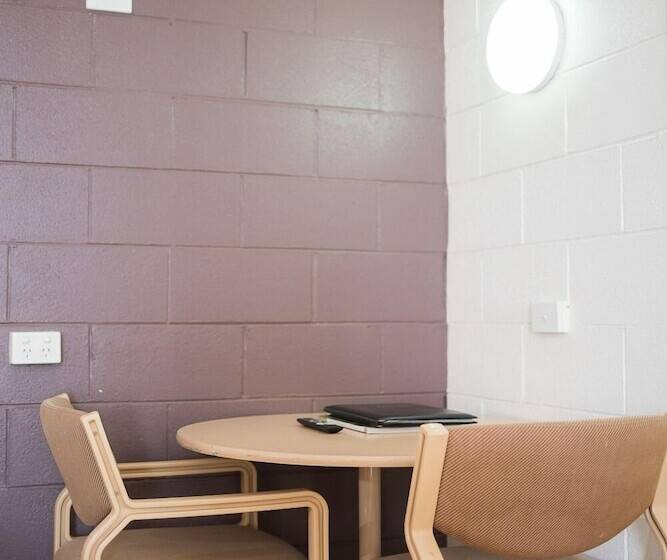 패밀리 룸, Plainsman Motel