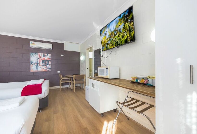 חדר משפחתי, Plainsman Motel