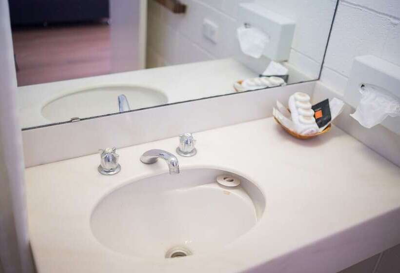 חדר משפחתי, Plainsman Motel