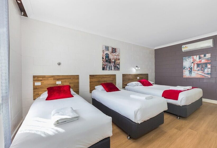 חדר משפחתי, Plainsman Motel