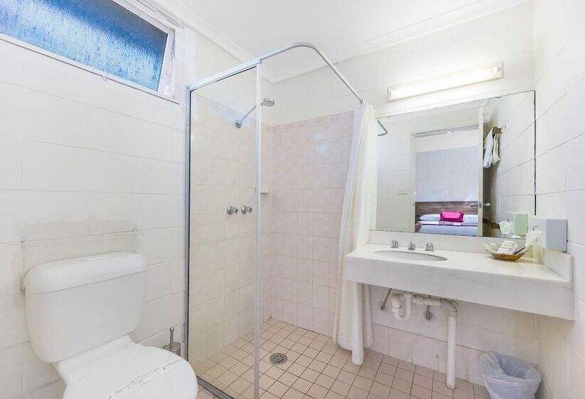 חדר משפחתי, Plainsman Motel