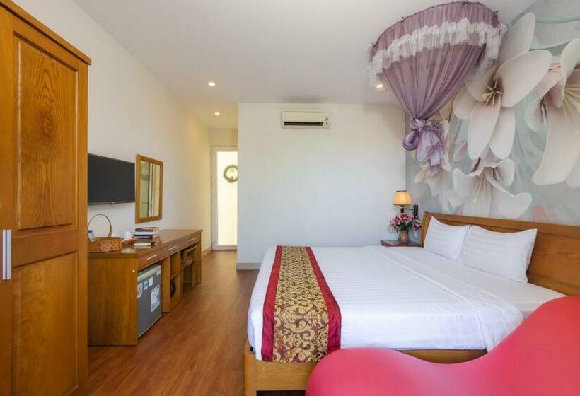اتاق لوکس با بالکن, T&t Resort And Spa