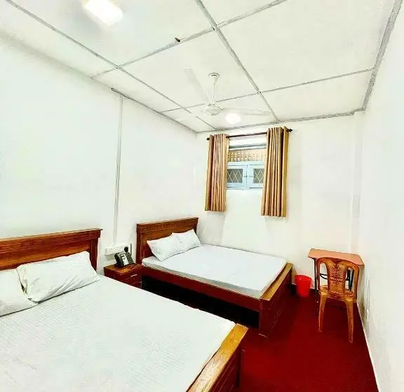 Chambre Quadruple Standard Salle de Bains Commune, Kings
