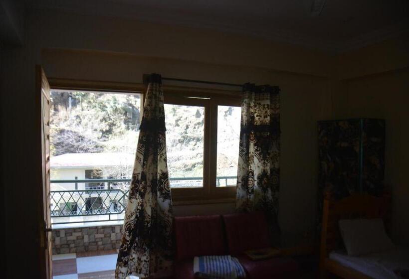 اتاق استاندارد سه نفره, Pc Green Hotel, Mahandri, Kaghan