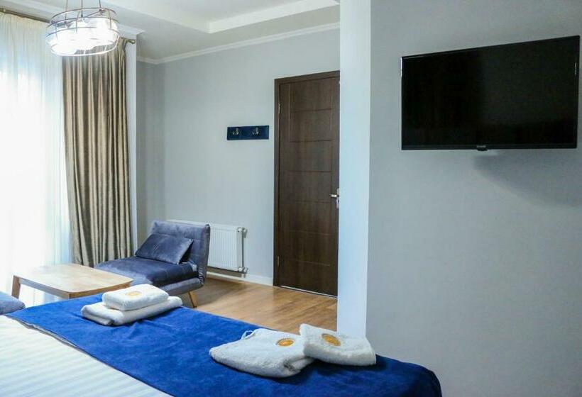 اتاق لوکس با بالکن, Villa Pelagoni