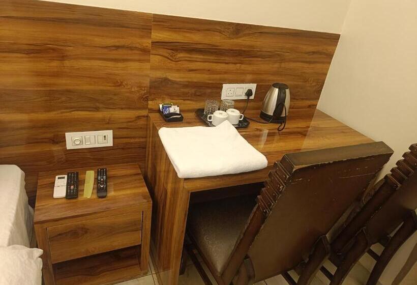 חדר דלוקס, The Landlord