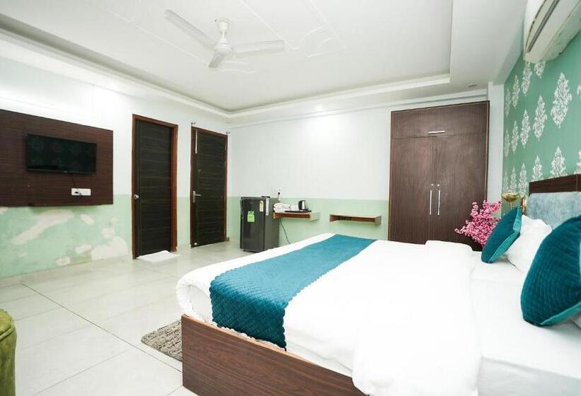 Büyük Çift Kişilik Yataklı Delüks Oda, Tanvi Premium