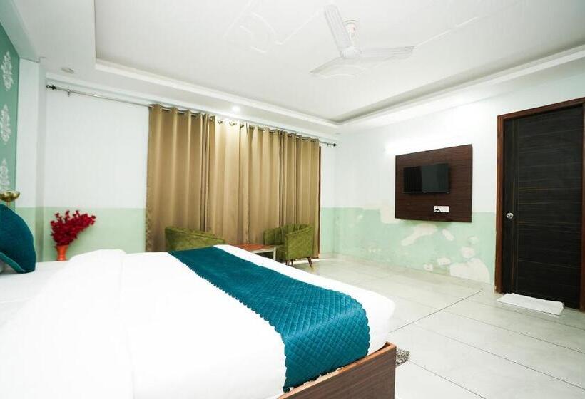 Büyük Çift Kişilik Yataklı Delüks Oda, Tanvi Premium