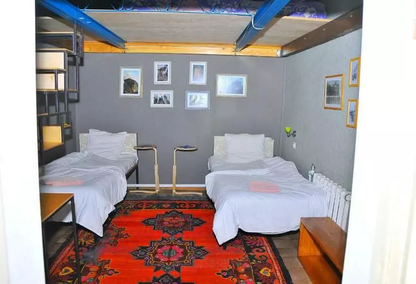 اتاق خانوادگی, Art House Sweet Home