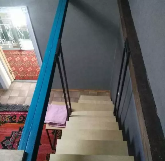 اتاق خانوادگی, Art House Sweet Home