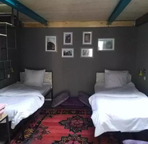 اتاق خانوادگی, Art House Sweet Home